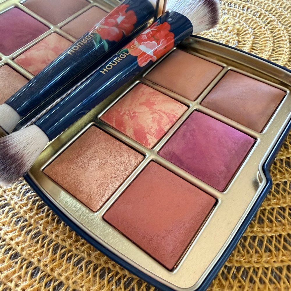 Hourglass Radiant Face and Cheek Palette. Fox limited edition.